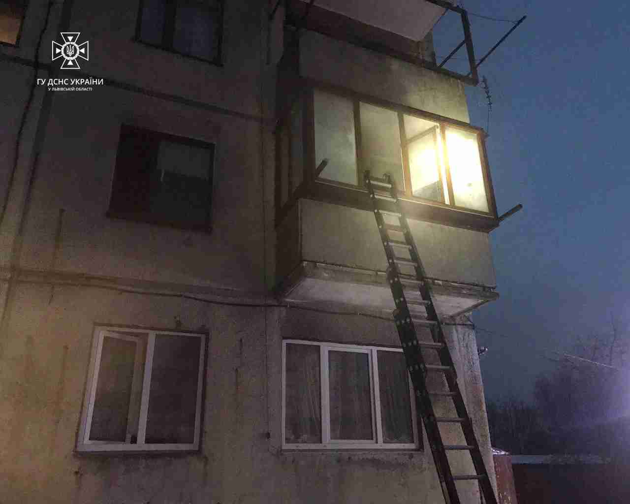 На Львівщині через акумулятор загорілася квартира в багатоповерхівці (ФОТО)