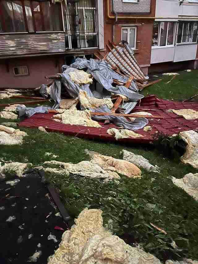 На Львівщині через негоду дерева попадали  на дороги, у містах зривало дахи на багатоповерхівках (ФОТО, ВІДЕО)