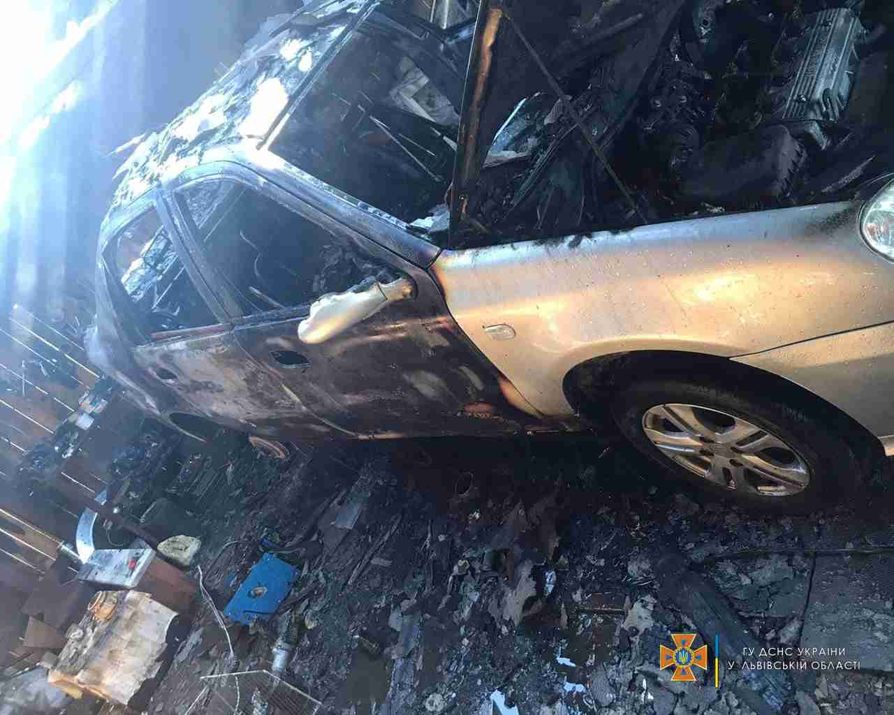 На Львівщині, через палаючий автомобіль, мало не загорівся житловий будинок (ФОТО)