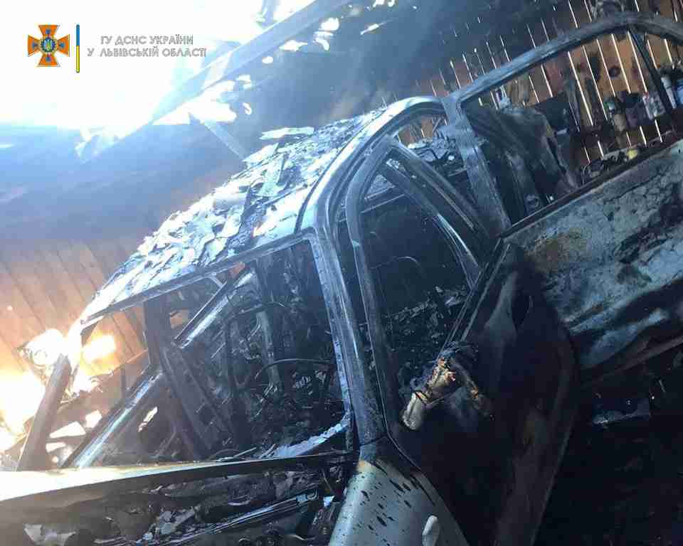 На Львівщині, через палаючий автомобіль, мало не загорівся житловий будинок (ФОТО)