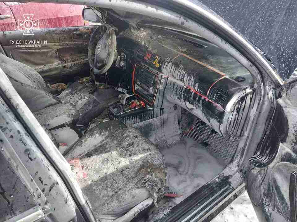 На Львівщині через палаючий «Volkswagen Passat», рятували від вогню припарковані на вулиці автомобілі (ФОТО)