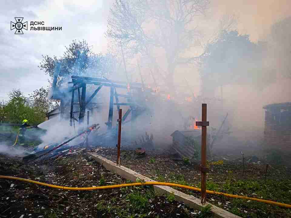 На Львівщині через пожежу у будівлі мало не згоріли ще дві