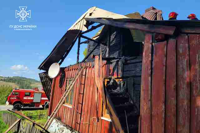 На Львівщині через пожежу у житловому будинку мало не згоріли два будинки поруч (ФОТО)