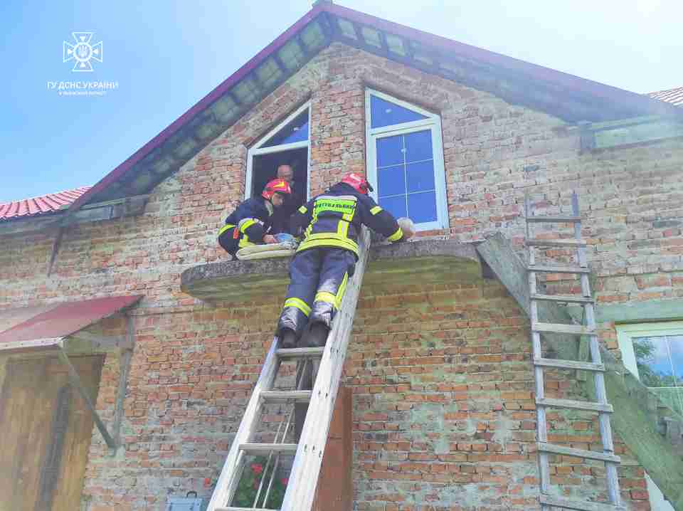 На Львівщині чоловік впав з даху будинку (ФОТО)