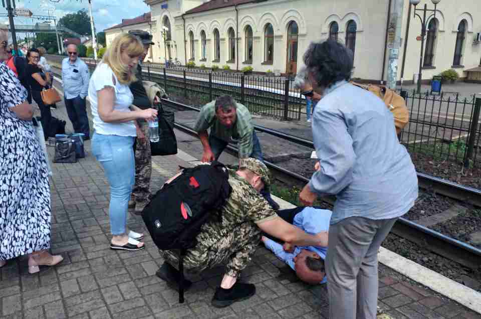 На Львівщині чоловік знепритомнів і впав на колію