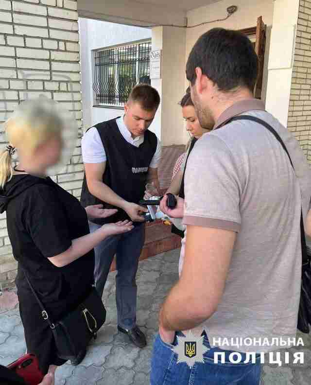 На Львівщині чоловіки валютою платили громадянці РФ, щоб уникнути мобілізації (ФОТО)