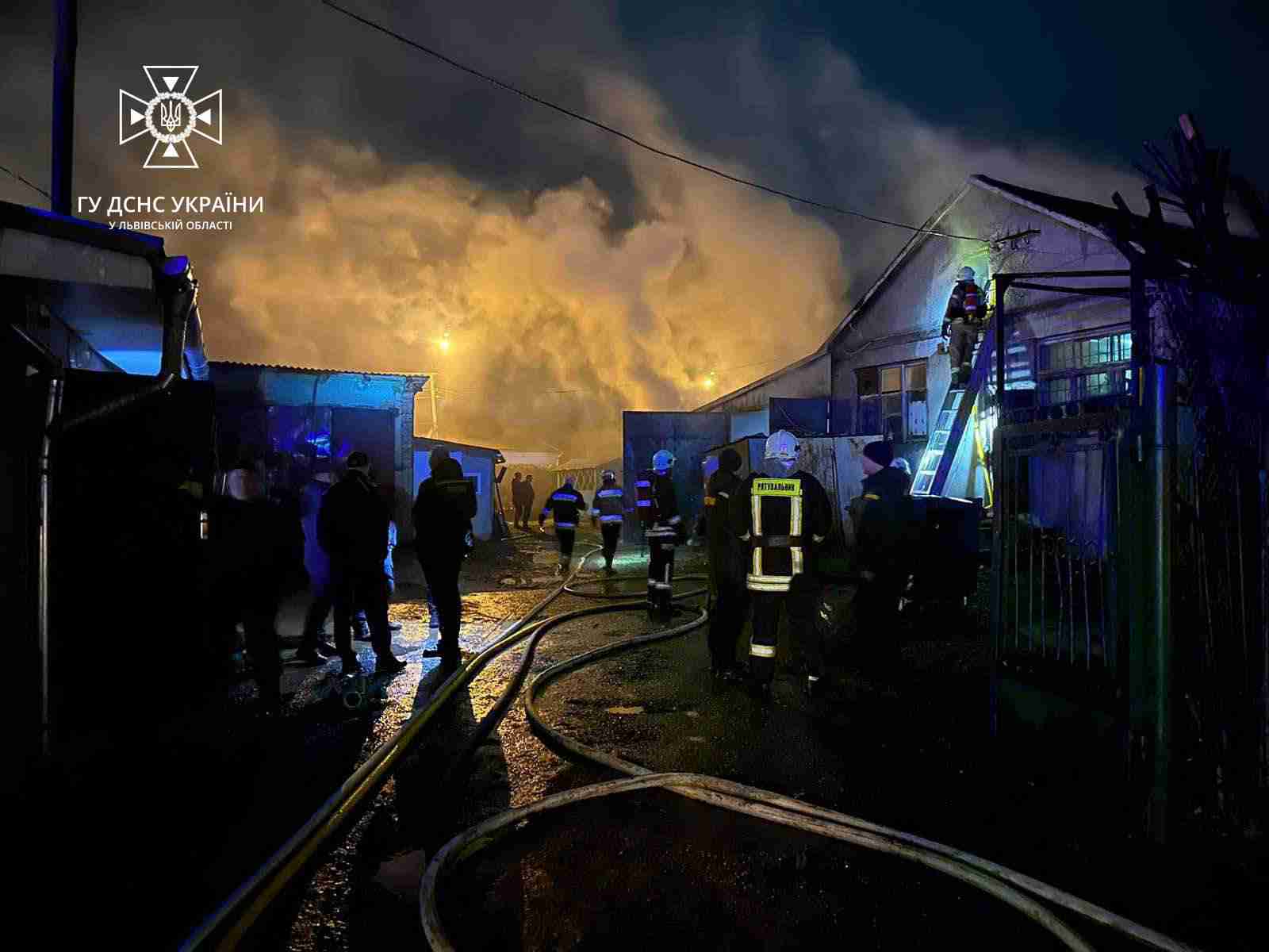На Львівщині десятки рятувальників гасили масштабну пожежу у виробничому цеху (ФОТО)
