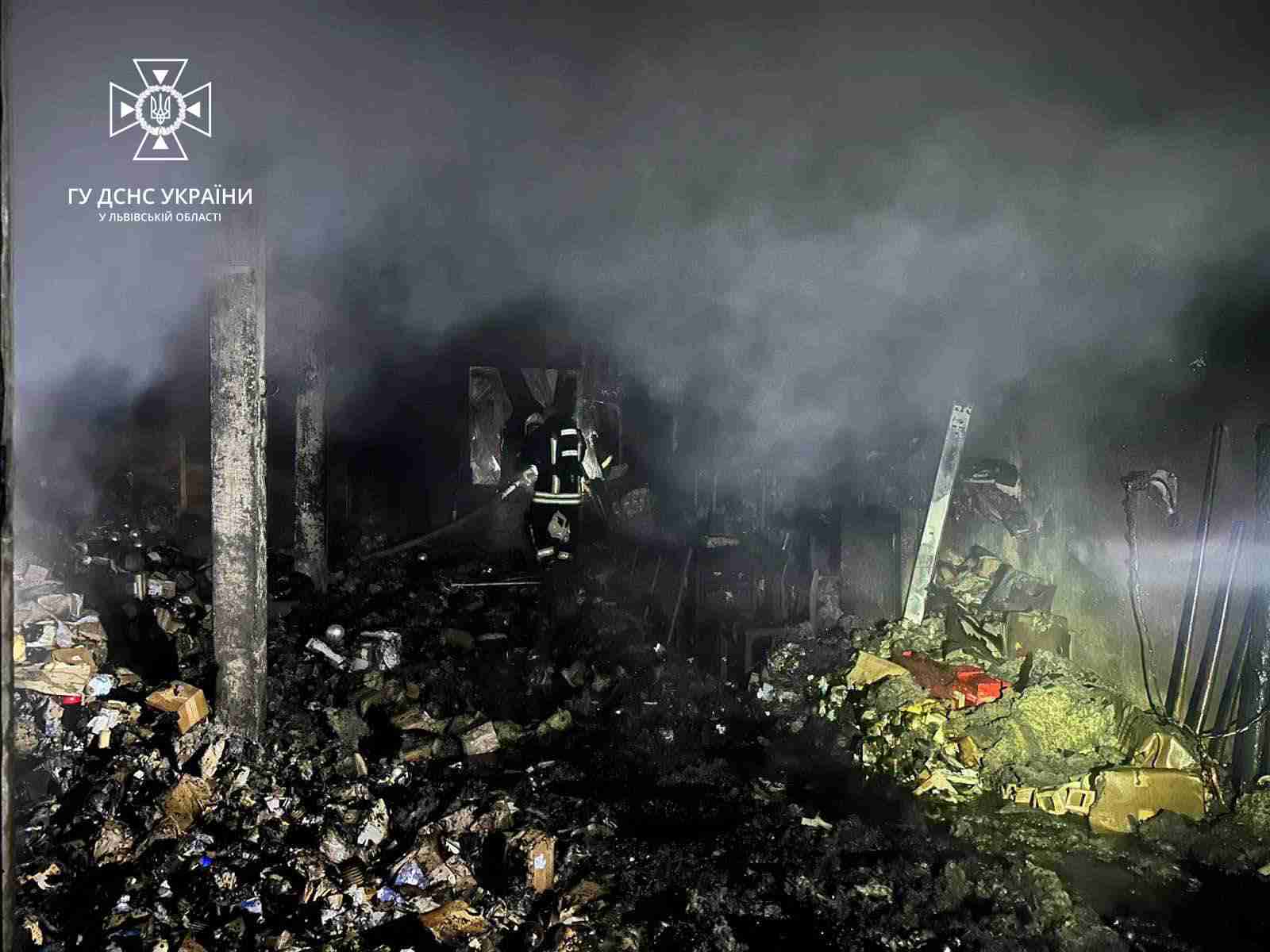 На Львівщині десятки рятувальників гасили масштабну пожежу у виробничому цеху (ФОТО)