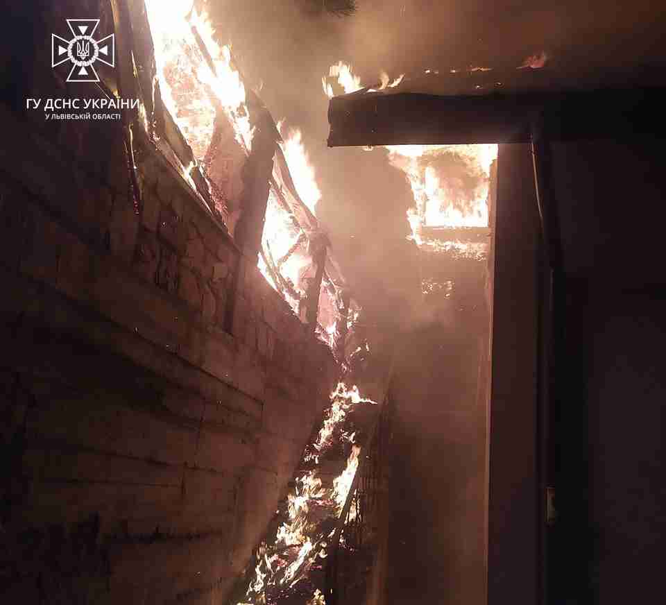 На Львівщині десятки рятувальників кілька годин приборкували масштабну пожежу (ФОТО)