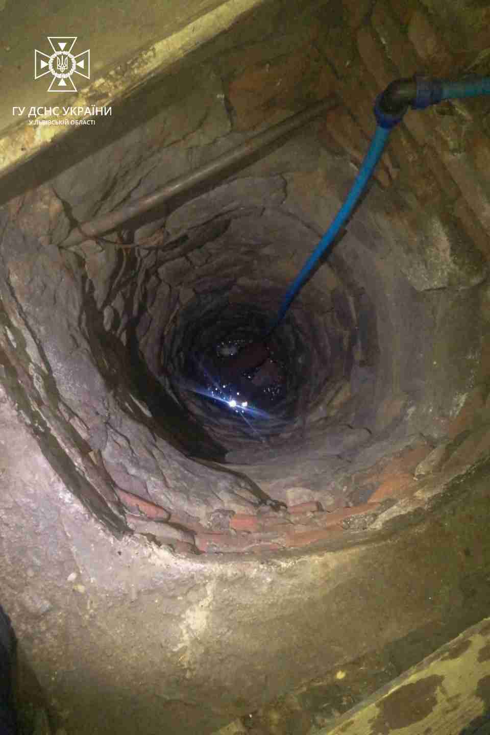 На Львівщині дитина в підвалі будинку впала у шестиметровий колодязь з водою (ФОТО)