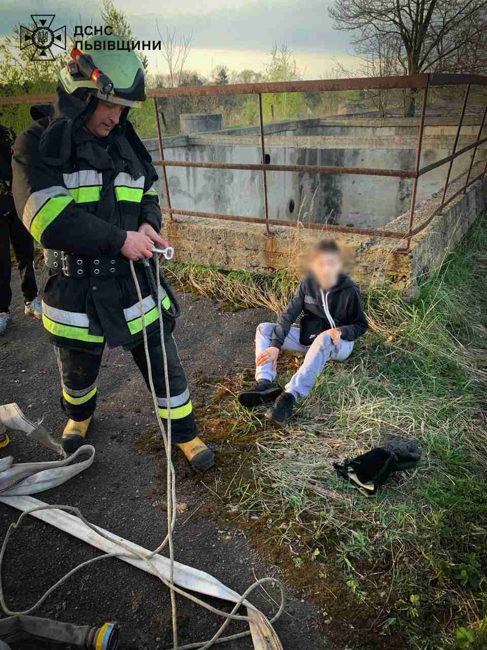 На Львівщині дитина впала у каналізаційний колектор (ФОТО)