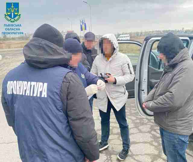На Львівщині двох посадовців поліції затримали під час одержання хабара (ФОТО)