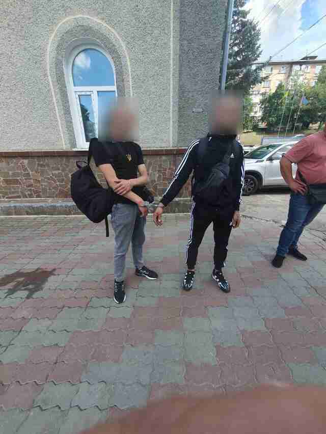 На Львівщині двоє молодиків вкрали 380 тисяч гривень з поштового відділення (ФОТО)