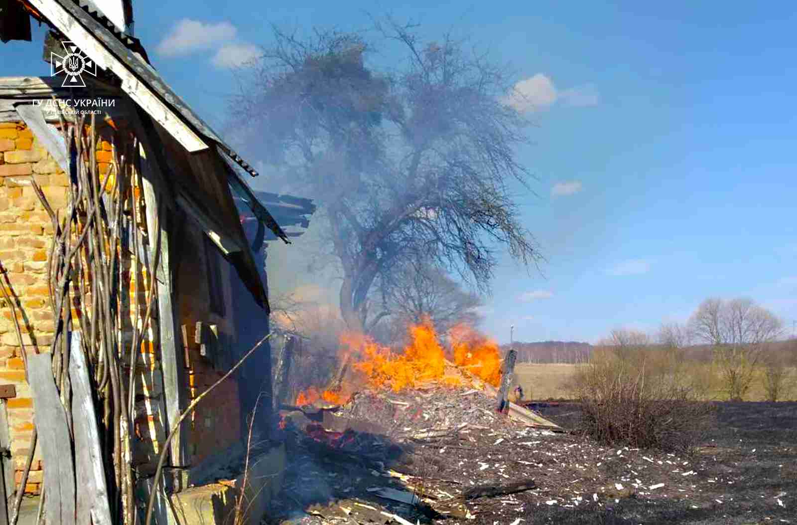На Львівщині «господарі» спалили будівлю (ФОТО)