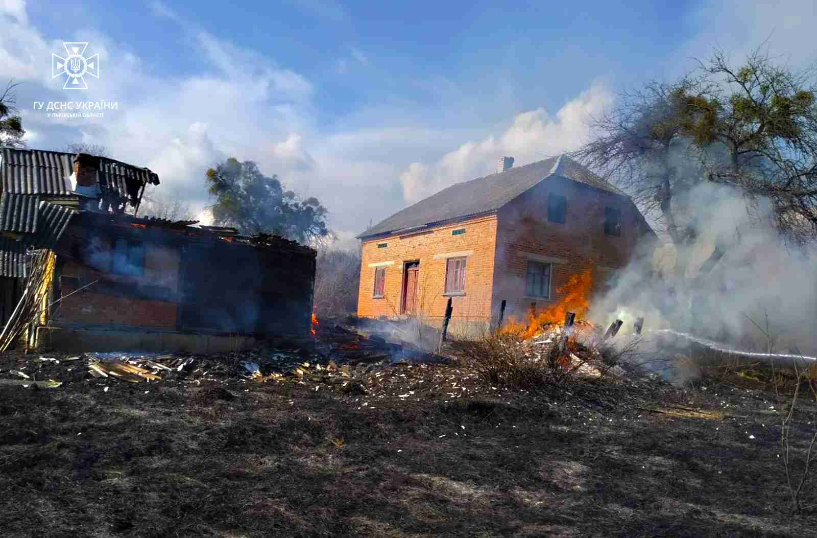 На Львівщині «господарі» спалили будівлю (ФОТО)