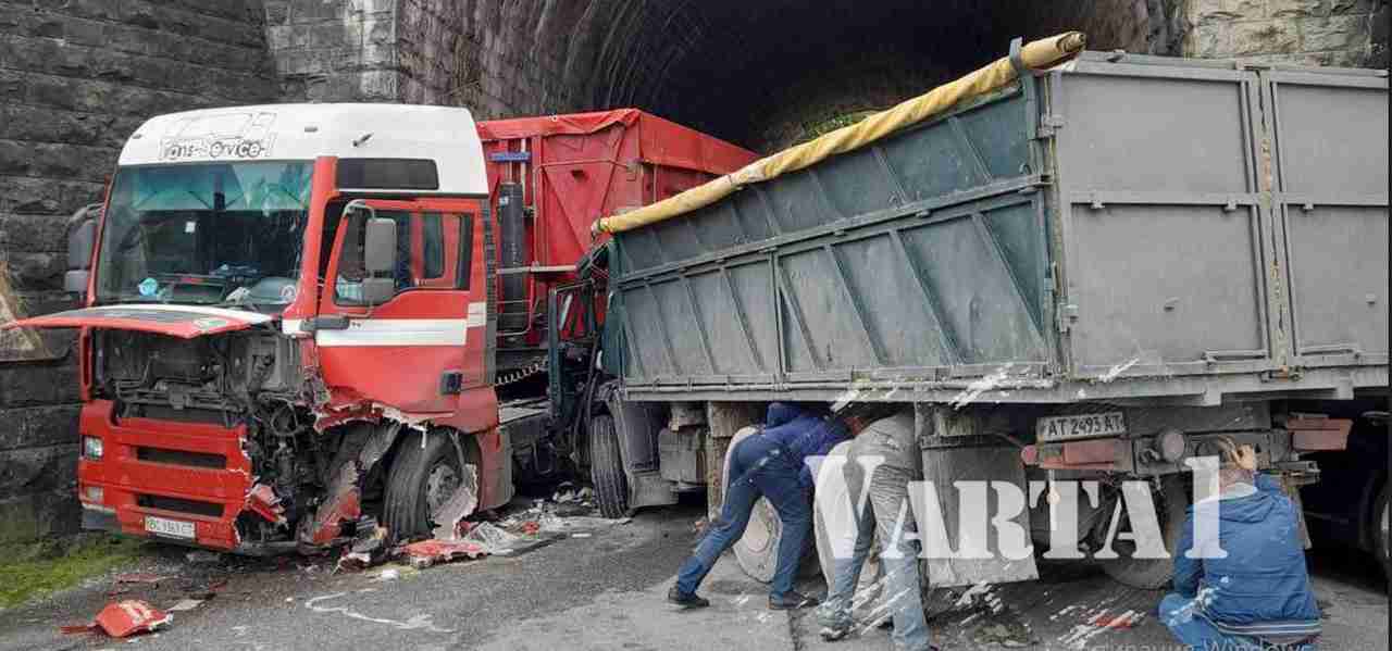 На Львівщині «КамАЗ» і вантажівка зіткнулися у тунелі залізниці й заблокували проїзд (ФОТО)