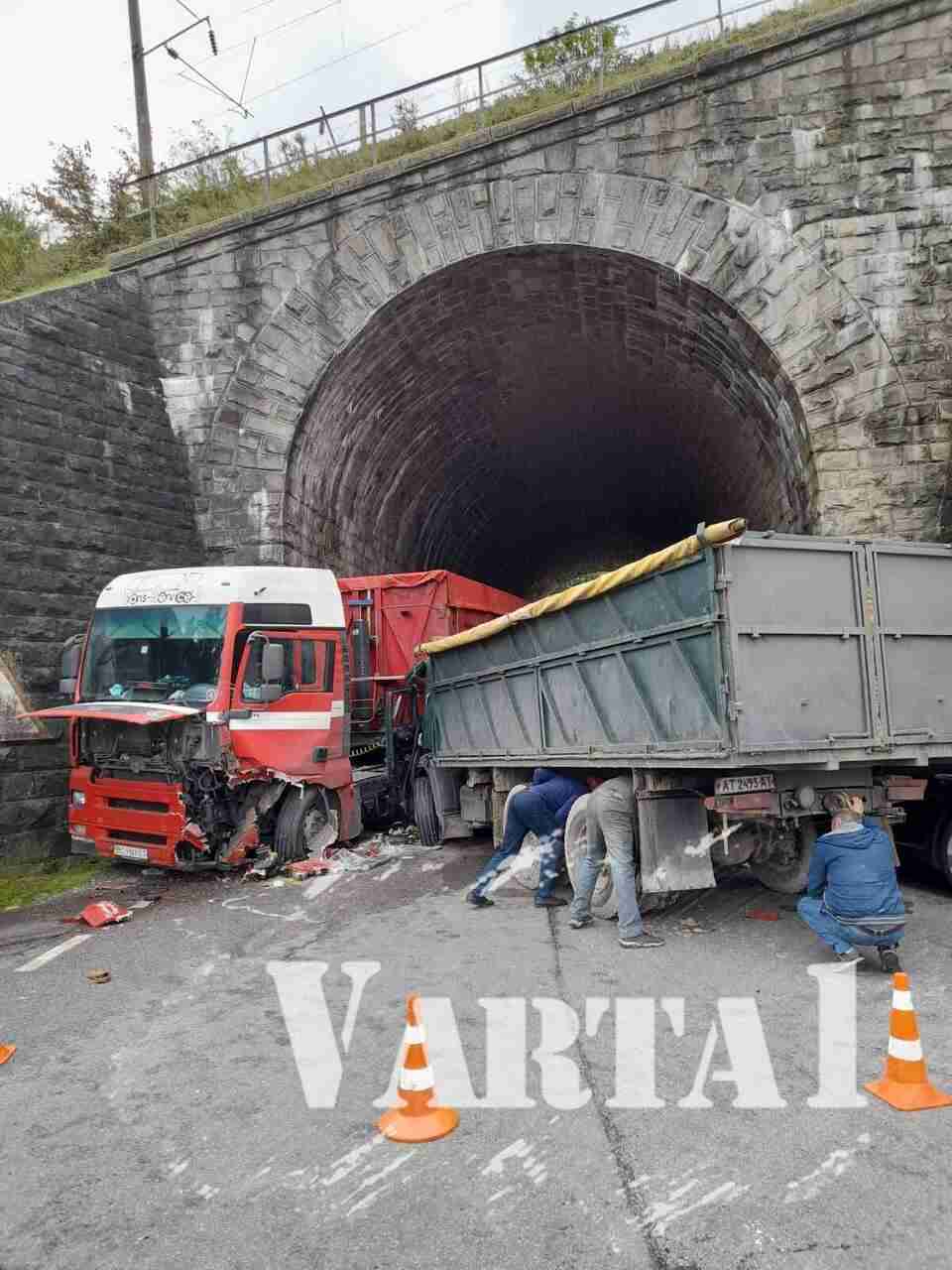 На Львівщині «КамАЗ» і вантажівка зіткнулися у тунелі залізниці й заблокували проїзд (ФОТО)