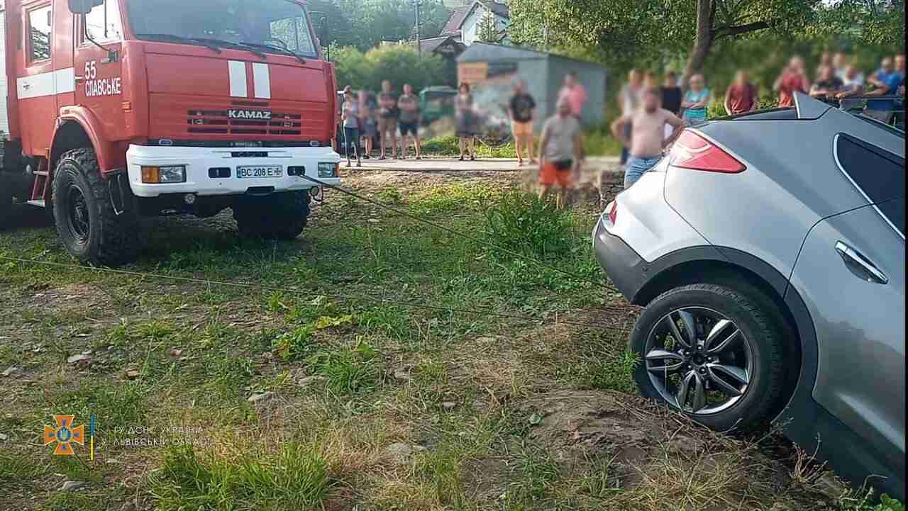 На Львівщині легковик ледь не впав у річку (ФОТО)