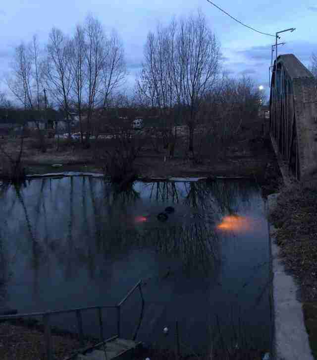 На Львівщині легковик впав з мосту у річку (ФОТО)