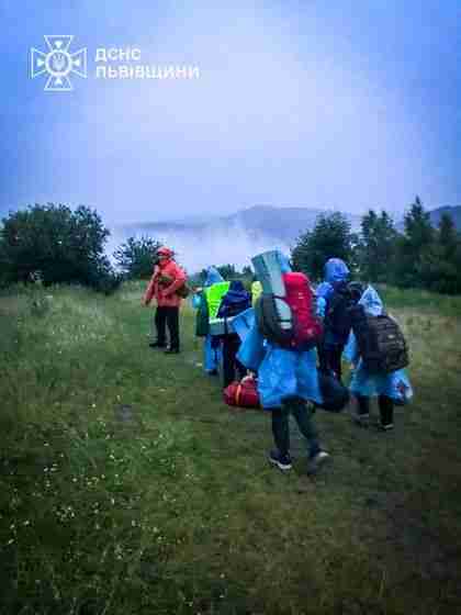На Львівщині майже 20 туристів через погодні умови не могли спуститися з гори (ФОТО)