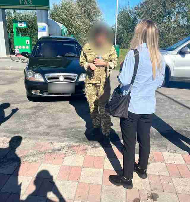 На Львівщині на гарячому затримали офіцерку ТЦК, яка за хабар знімала з військового обліку призовників (ФОТО)