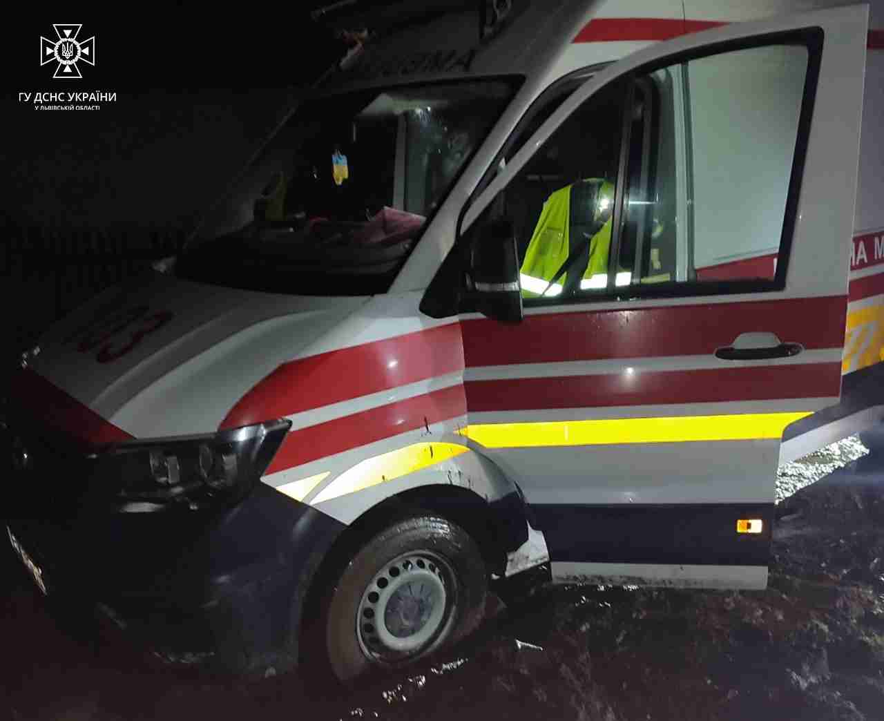 На Львівщині на грунтових дорогах у багнюці застрягли два автомобілі швидкої допомоги (ФОТО)