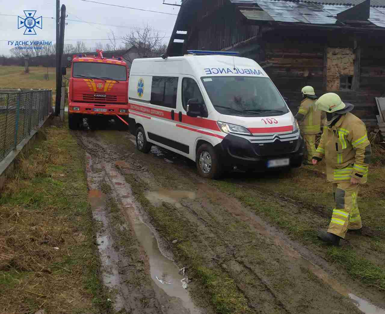 На Львівщині на грунтових дорогах у багнюці застрягли два автомобілі швидкої допомоги (ФОТО)