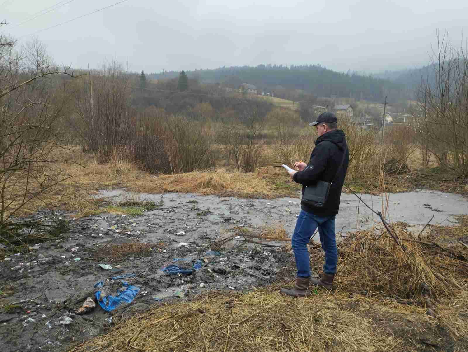 На Львівщині невідомі скинули нечистоти на березі річки (ФОТО)