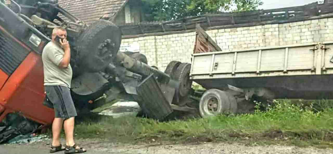 На Львівщині перекинулася вантажівка (ФОТО)