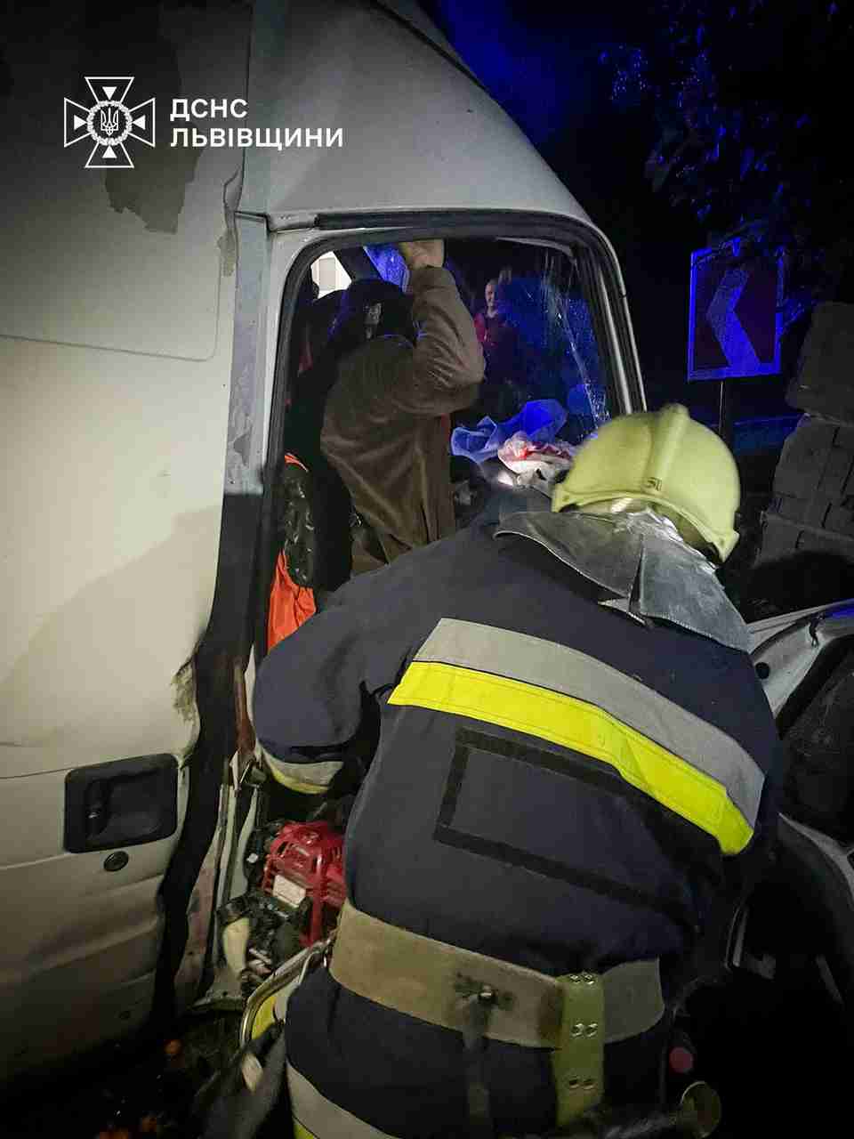 На Львівщині «Peugeot Boxer» в’їхав у відбійник: жінку із салону вивільняли рятувальники (ФОТО)