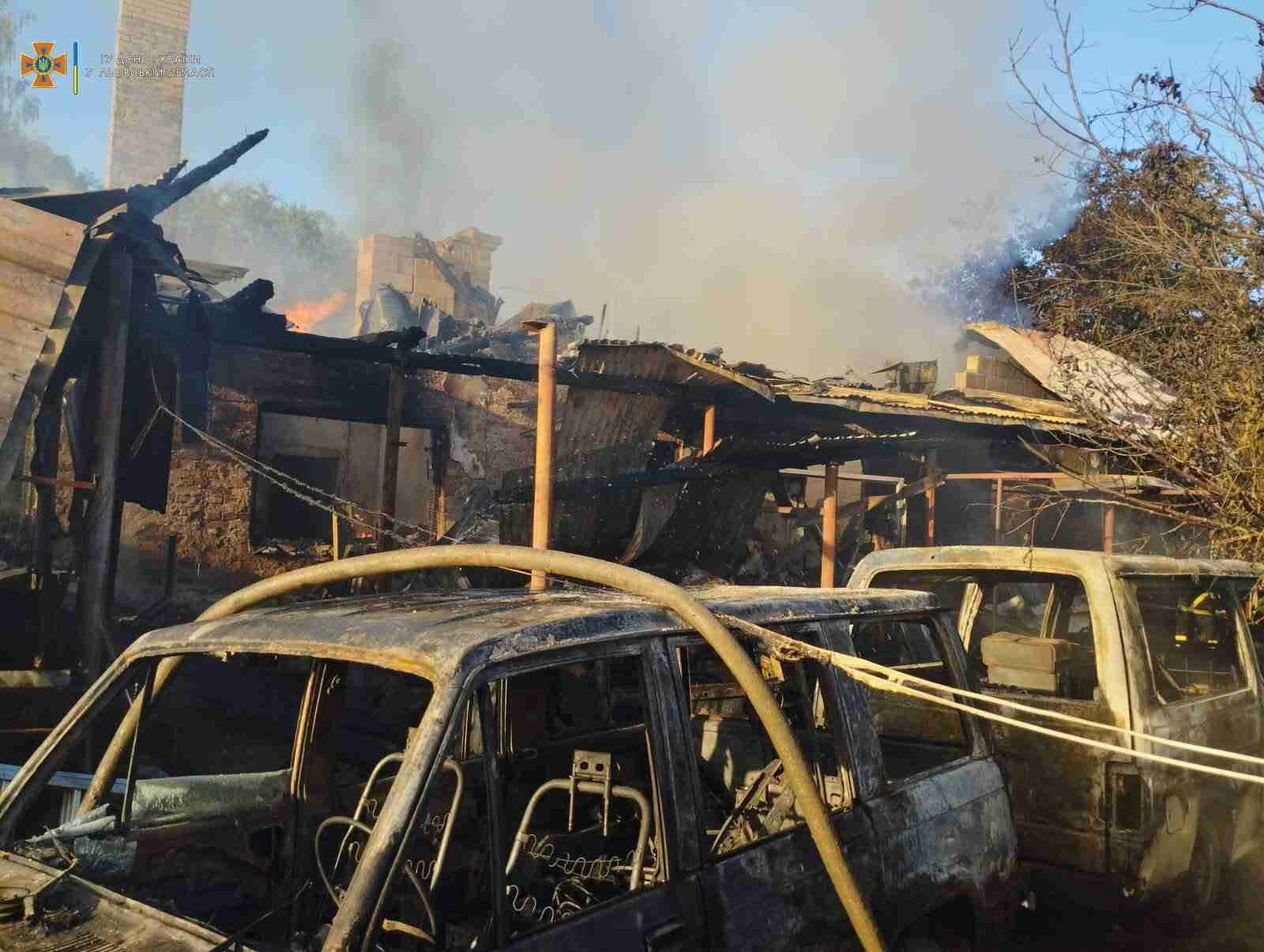 На Львівщині під час масштабної пожежі згорів будинок і автомобілі (ФОТО)