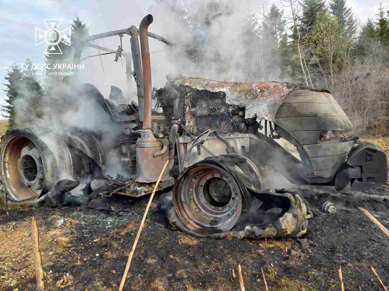 На Львівщині під час польових робіт спалахнув трактор (ФОТО)