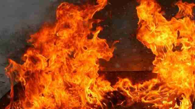 На Львівщині під час пожежі ячменю вогнеборці знайшли непритомного чоловіка (ФОТО)
