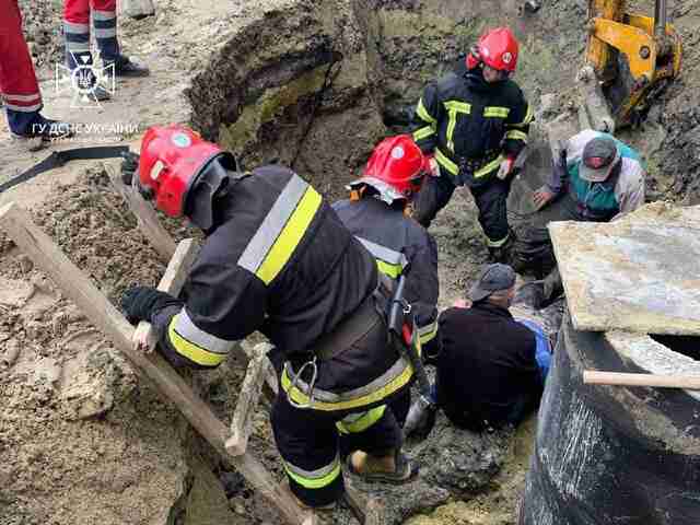 На Львівщині під час риття траншеї на чоловіка впала бетонна плита (ФОТО)