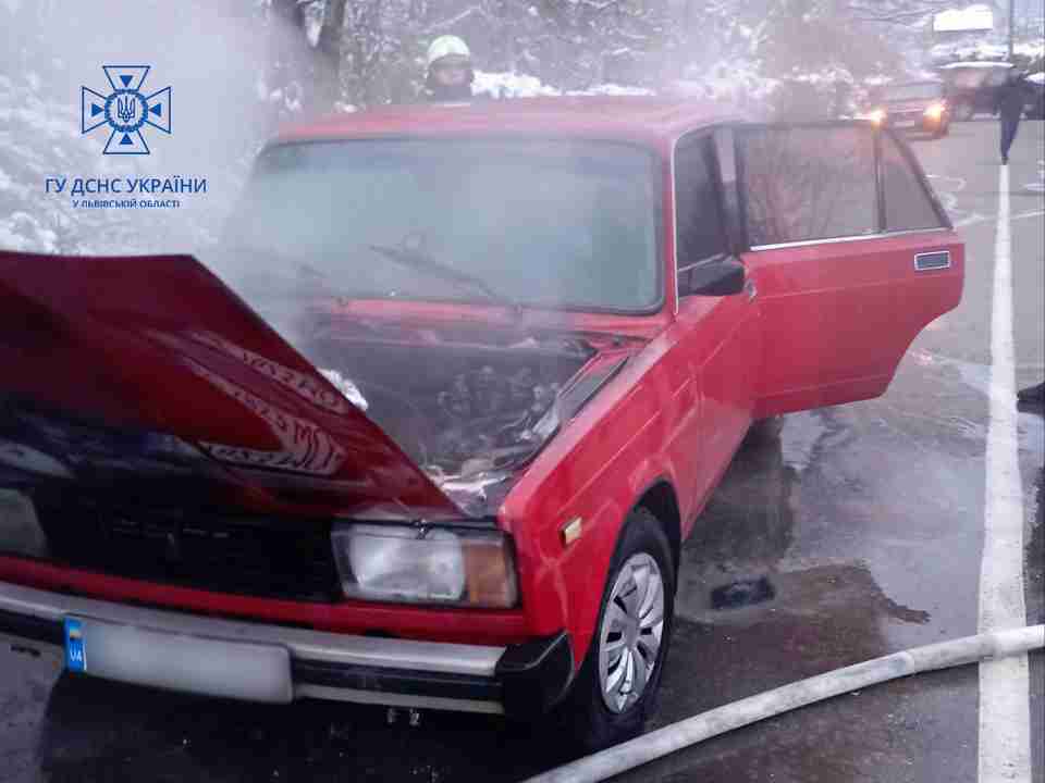 На Львівщині під час руху спалахнув автомобіль (ФОТО)