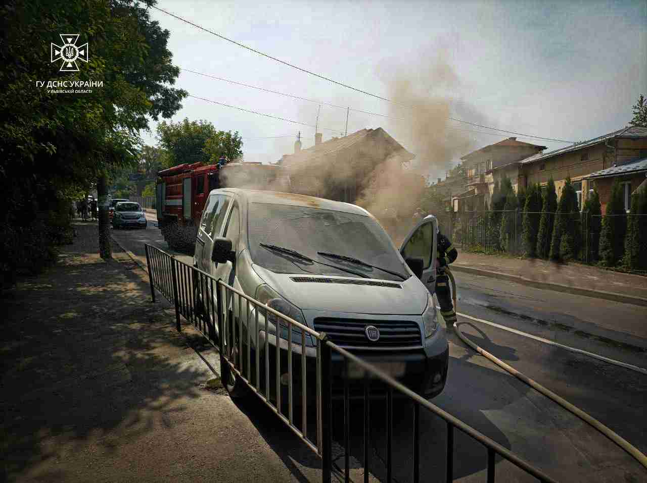На Львівщині під час руху загорілась автівка: водій в лікарні (ФОТО)