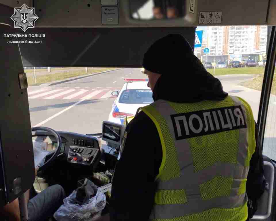 На Львівщині під час відпрацювання пасажирських перевізників, поліція виявила сотні порушень законодавства (ПЕРЕЛІК, ФОТО)