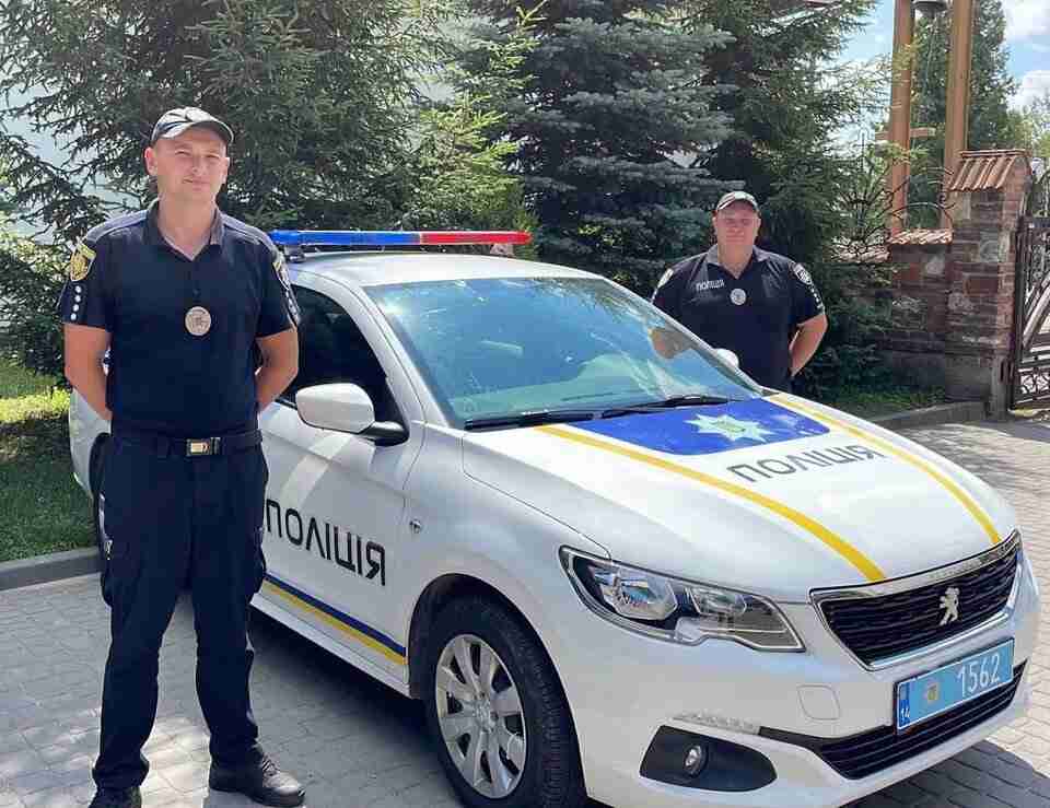 На Львівщині поліцейські врятували сім’ю з палаючого будинку (ФОТО)