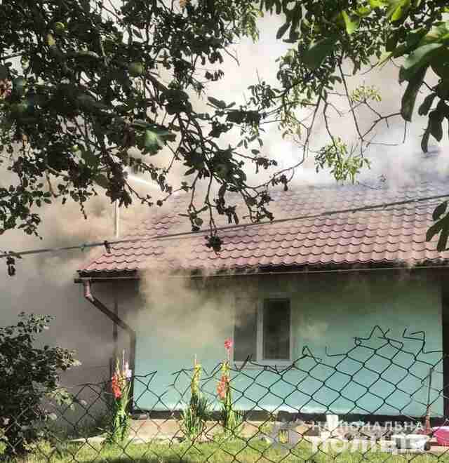 На Львівщині поліцейські врятували сім’ю з палаючого будинку (ФОТО)