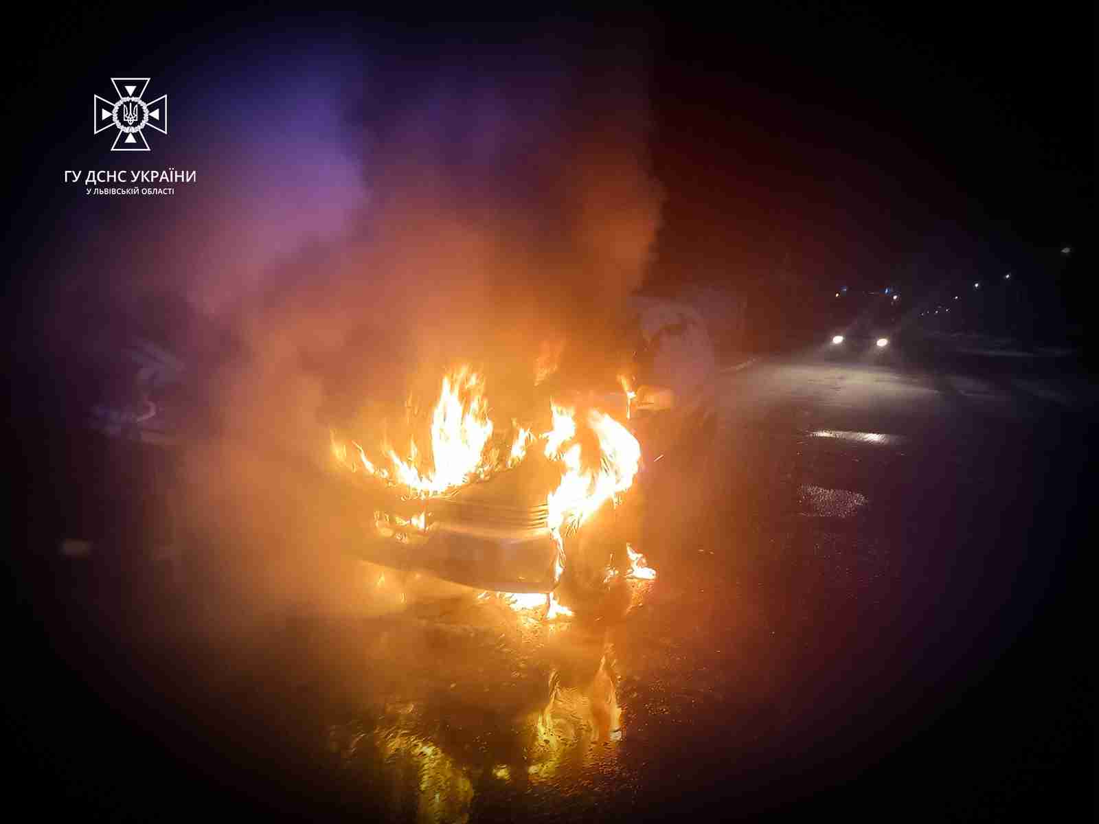 На Львівщині посеред вулиці спалахнув автомобіль
