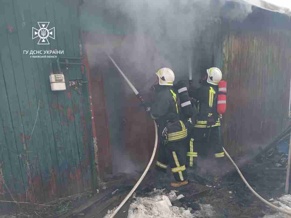 На Львівщині пожежа частково знищила і пошкодила перекриття у двох квартирах житлового будинку (ФОТО)