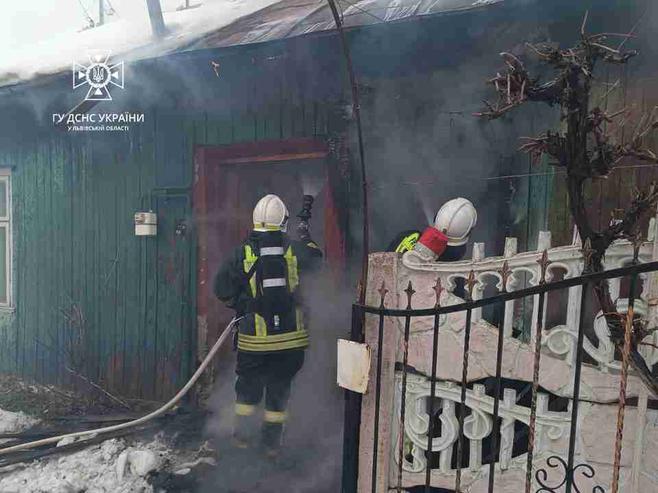 На Львівщині пожежа частково знищила і пошкодила перекриття у двох квартирах житлового будинку (ФОТО)