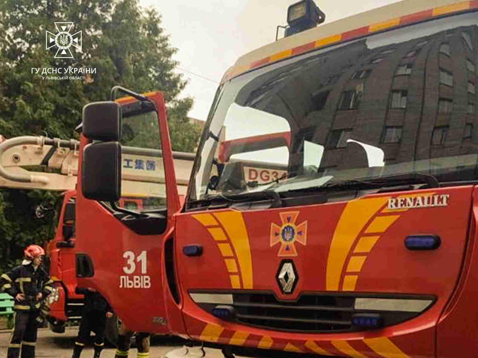 На Львівщині припаркований у цокольному приміщенні автомобіль спричинив пожежу у житловому будинку (ФОТО)