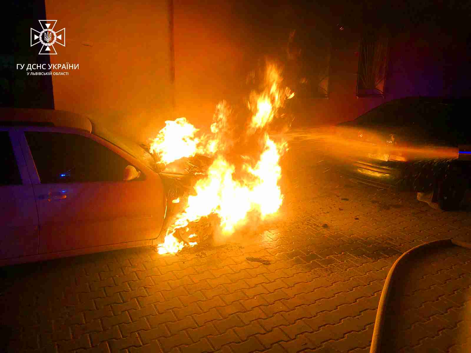 На Львівщині рятували від вогню припарковані на вулиці автомобілі (ФОТО)