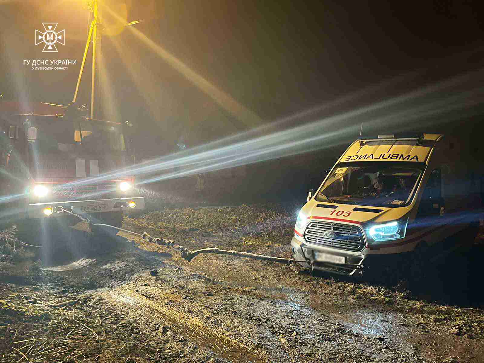 На Львівщині рятувальники допомогли «швидкій», яка застрягла дорогою на виклик