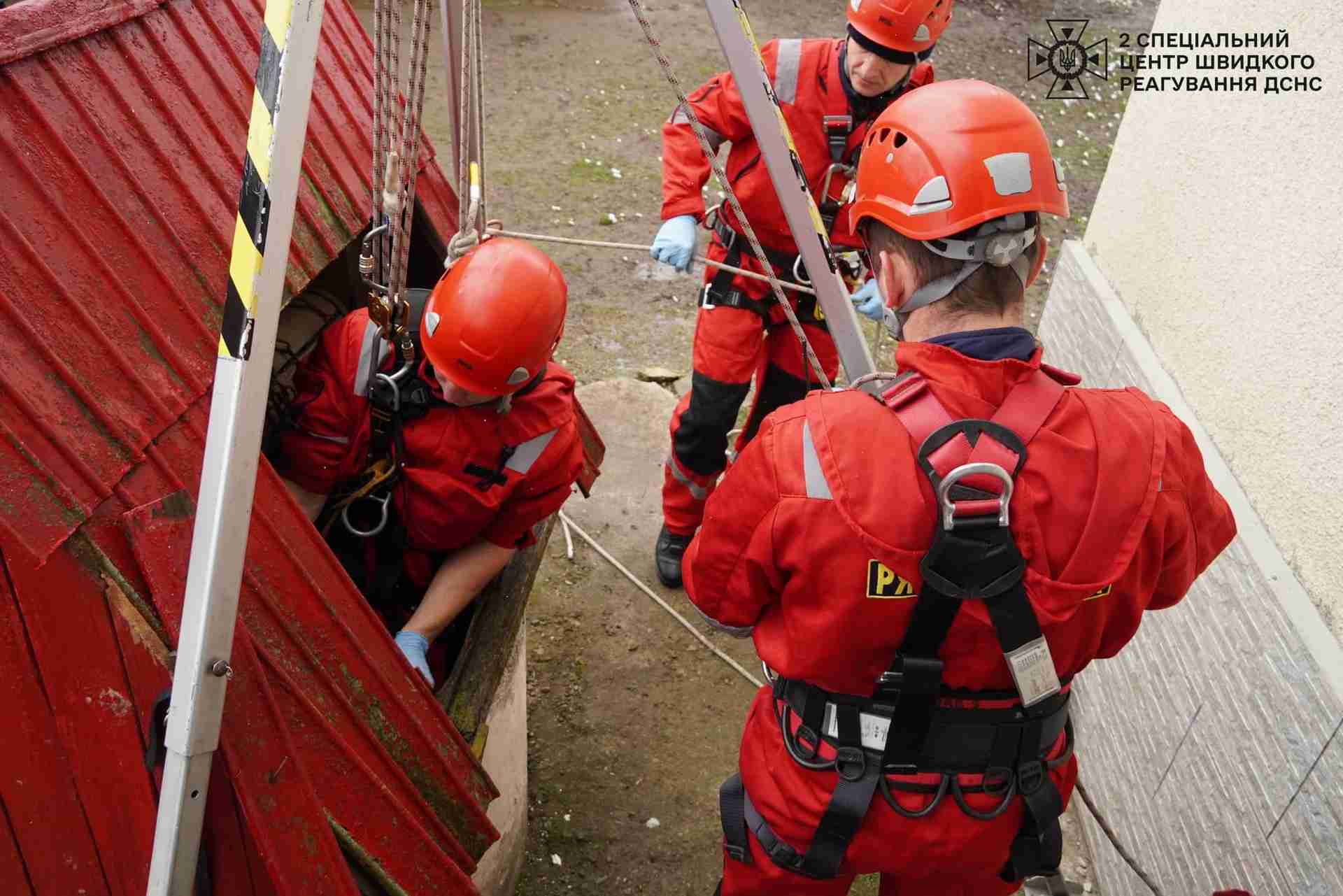 На Львівщині рятувальники витягнули тіло жінки з криниці (ФОТО)