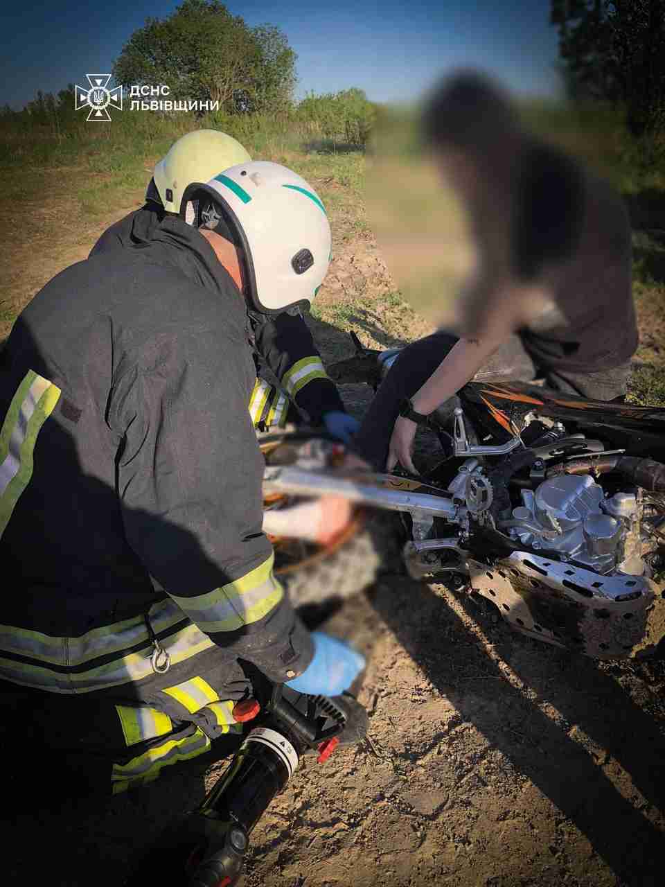 На Львівщині рятувальники визволили затиснуту ногу дівчини, яка впала з мотоцикла
