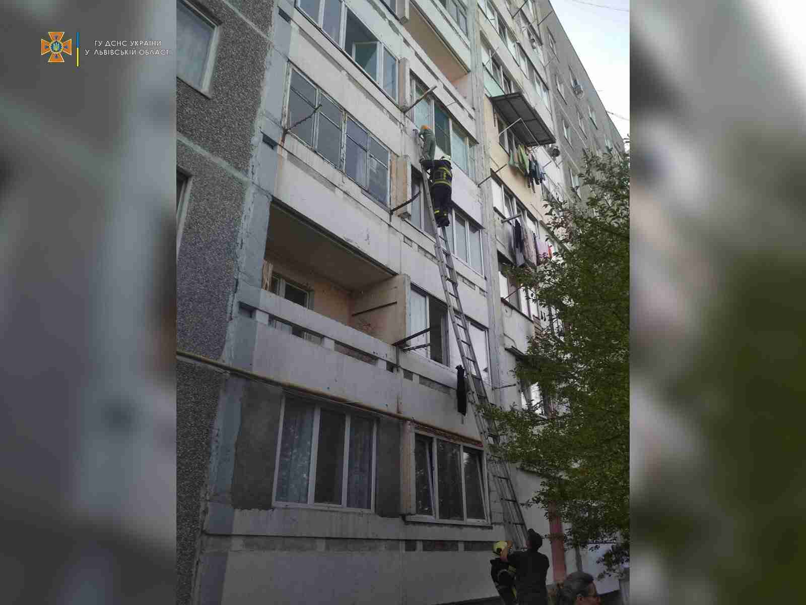На Львівщині рятувальники зняли з балкону 11-річну дитину (ФОТО)
