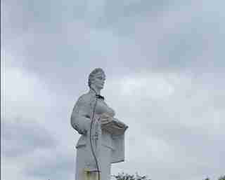 На Львівщині селяни не давали знести пам’ятник радянської доби, бо колгоспниця їм дуже нагадує Юлію Тимошенко (ФОТО, ВІДЕО)