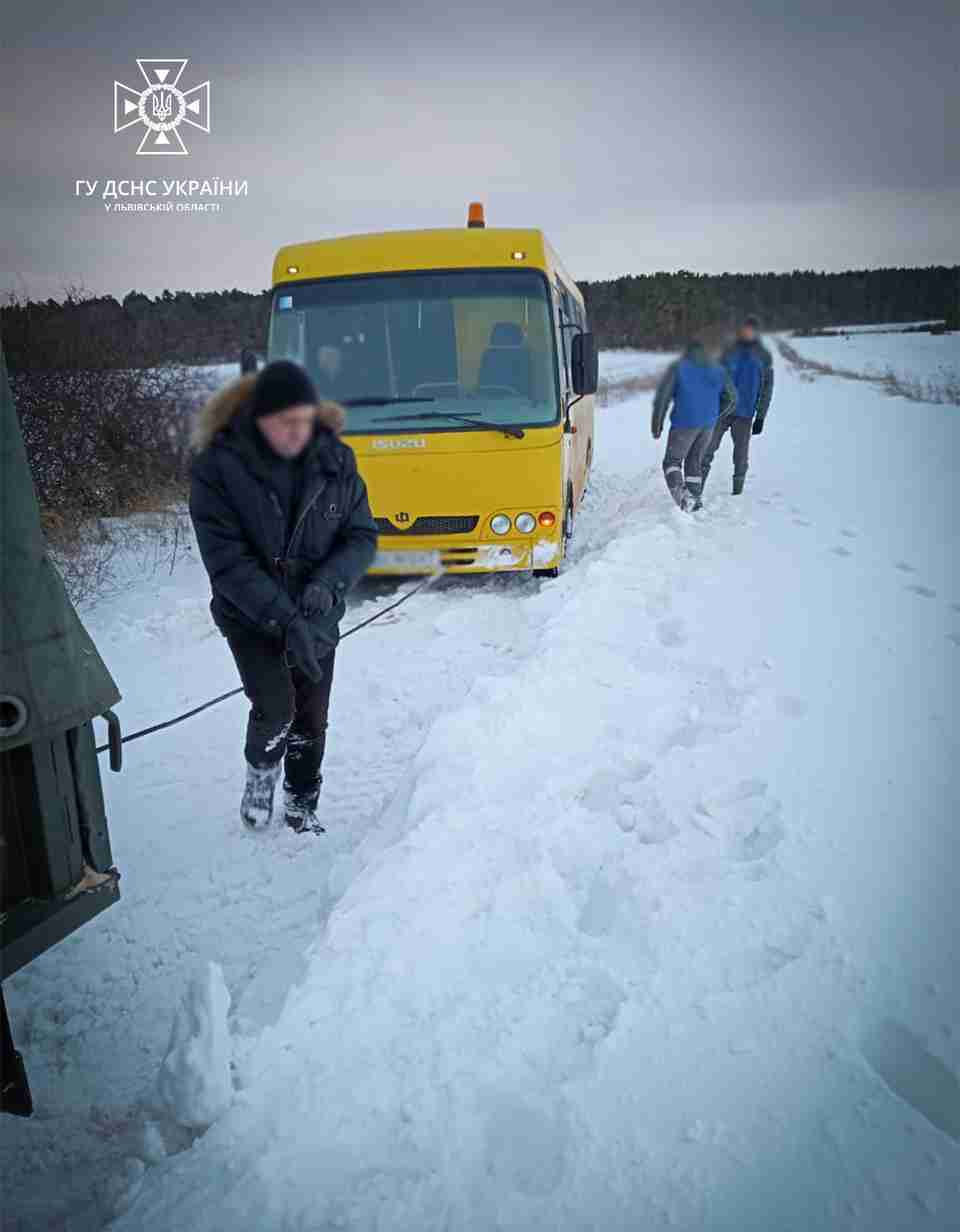 На Львівщині шкільний автобус потрапив у сніговий замет (ФОТО)